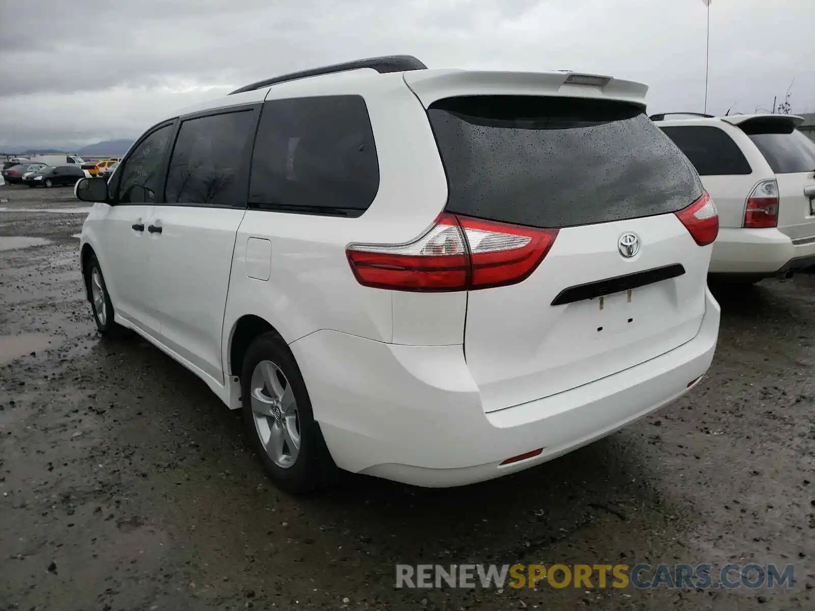 3 Photograph of a damaged car 5TDZZ3DC5KS995376 TOYOTA SIENNA 2019