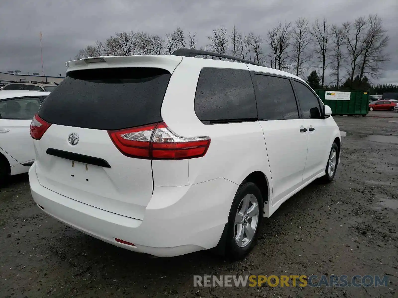 4 Photograph of a damaged car 5TDZZ3DC5KS995376 TOYOTA SIENNA 2019