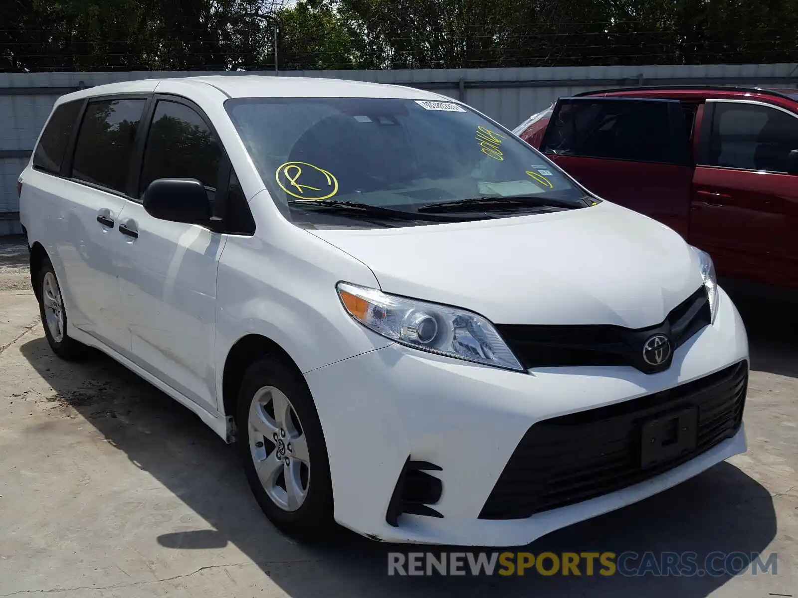 1 Photograph of a damaged car 5TDZZ3DC6KS001169 TOYOTA SIENNA 2019