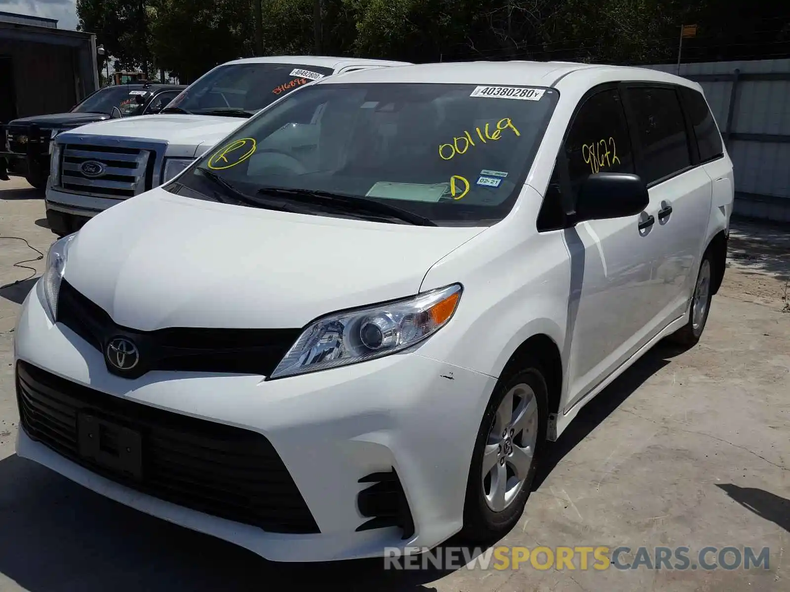 2 Photograph of a damaged car 5TDZZ3DC6KS001169 TOYOTA SIENNA 2019