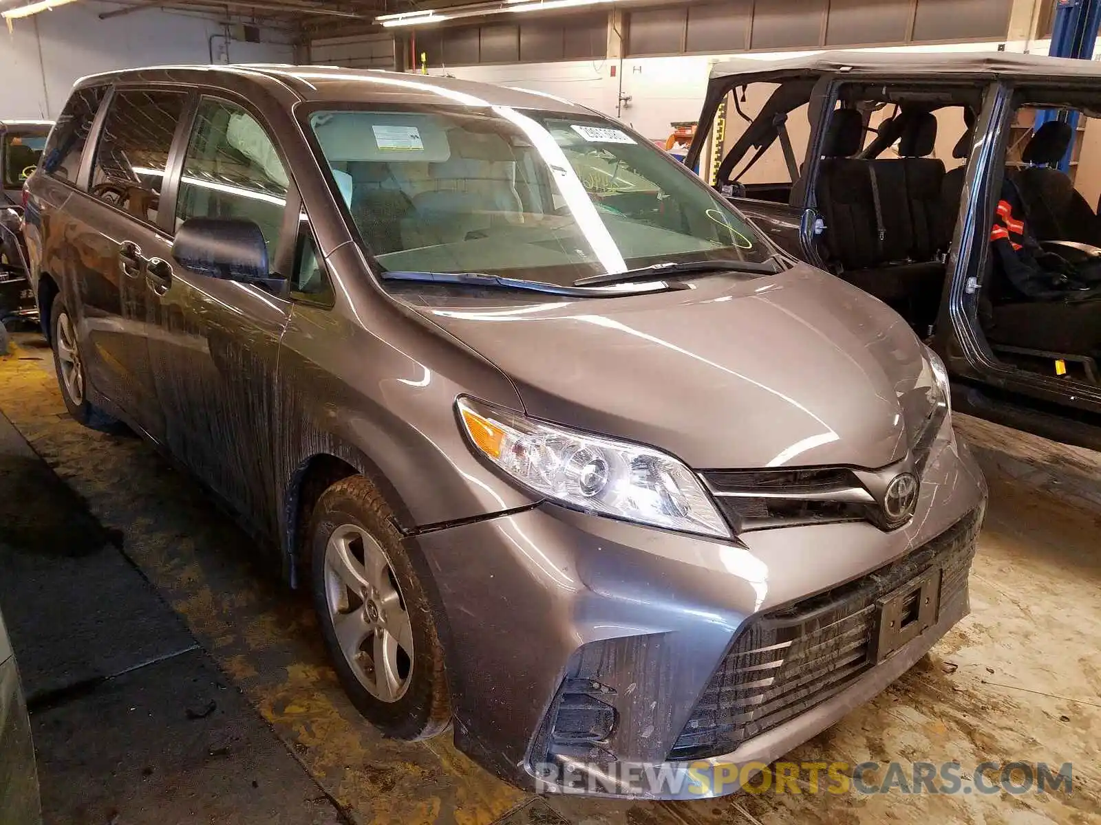 1 Photograph of a damaged car 5TDZZ3DC6KS010695 TOYOTA SIENNA 2019