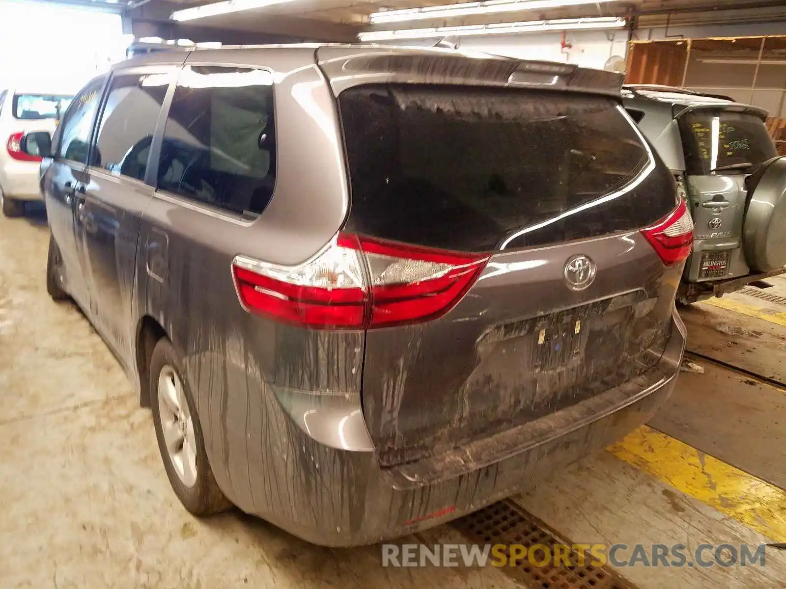 3 Photograph of a damaged car 5TDZZ3DC6KS010695 TOYOTA SIENNA 2019