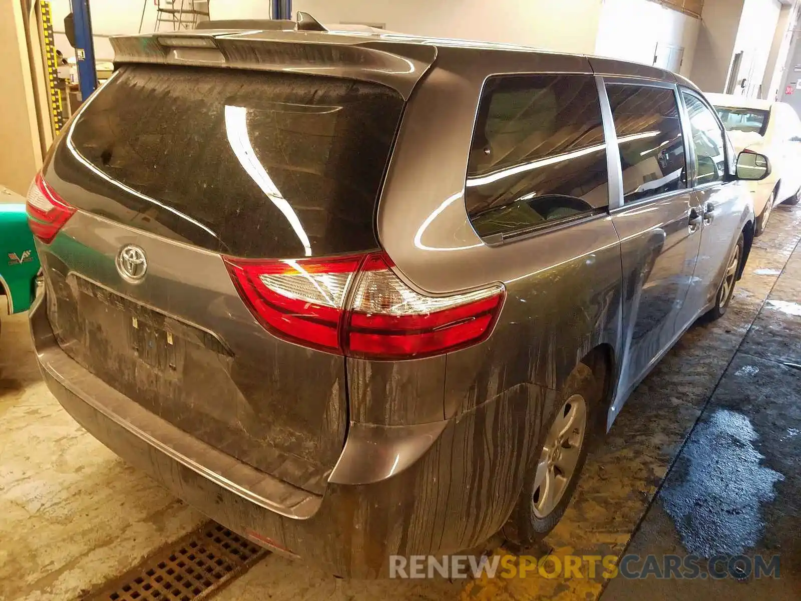 4 Photograph of a damaged car 5TDZZ3DC6KS010695 TOYOTA SIENNA 2019