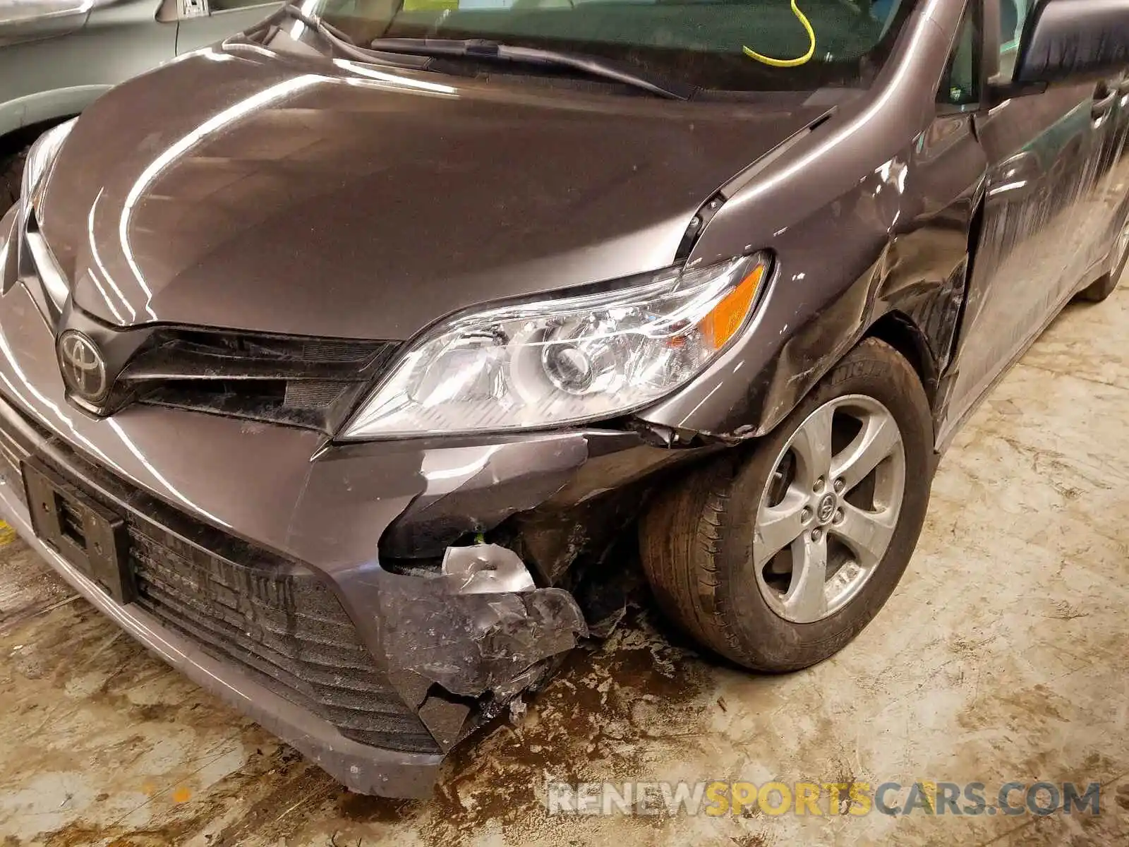 9 Photograph of a damaged car 5TDZZ3DC6KS010695 TOYOTA SIENNA 2019