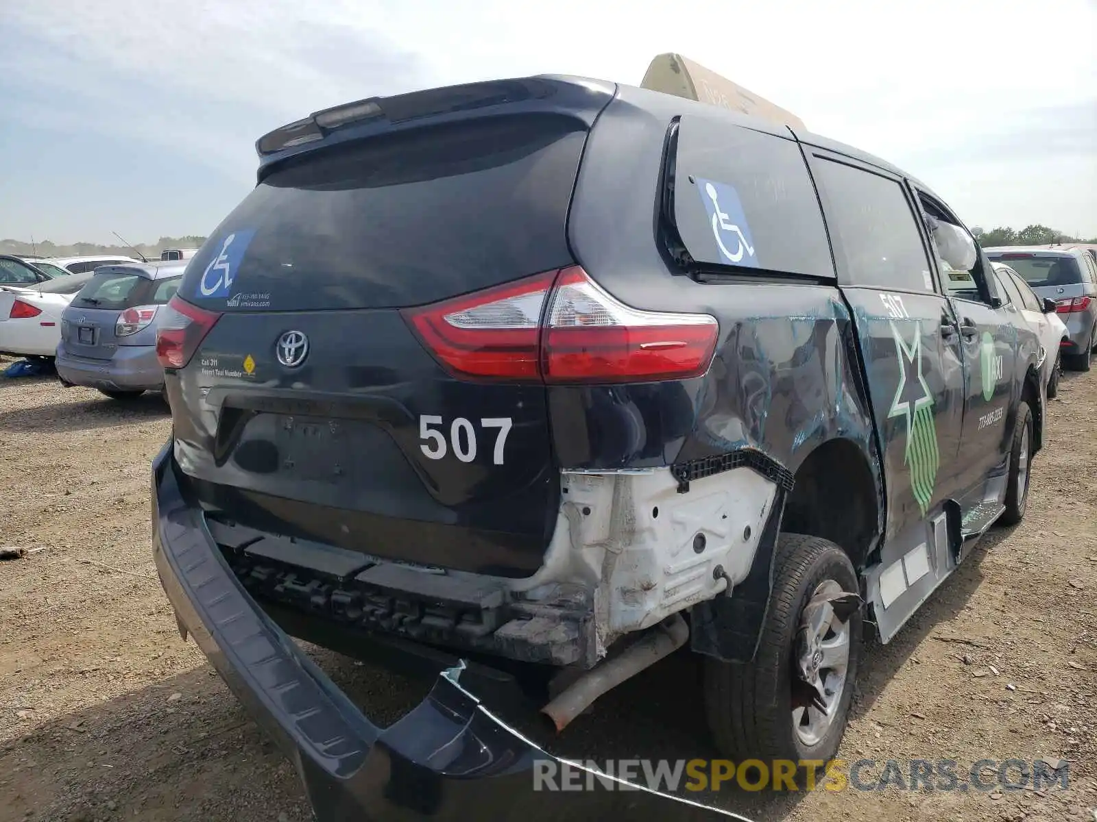 4 Photograph of a damaged car 5TDZZ3DC6KS014469 TOYOTA SIENNA 2019