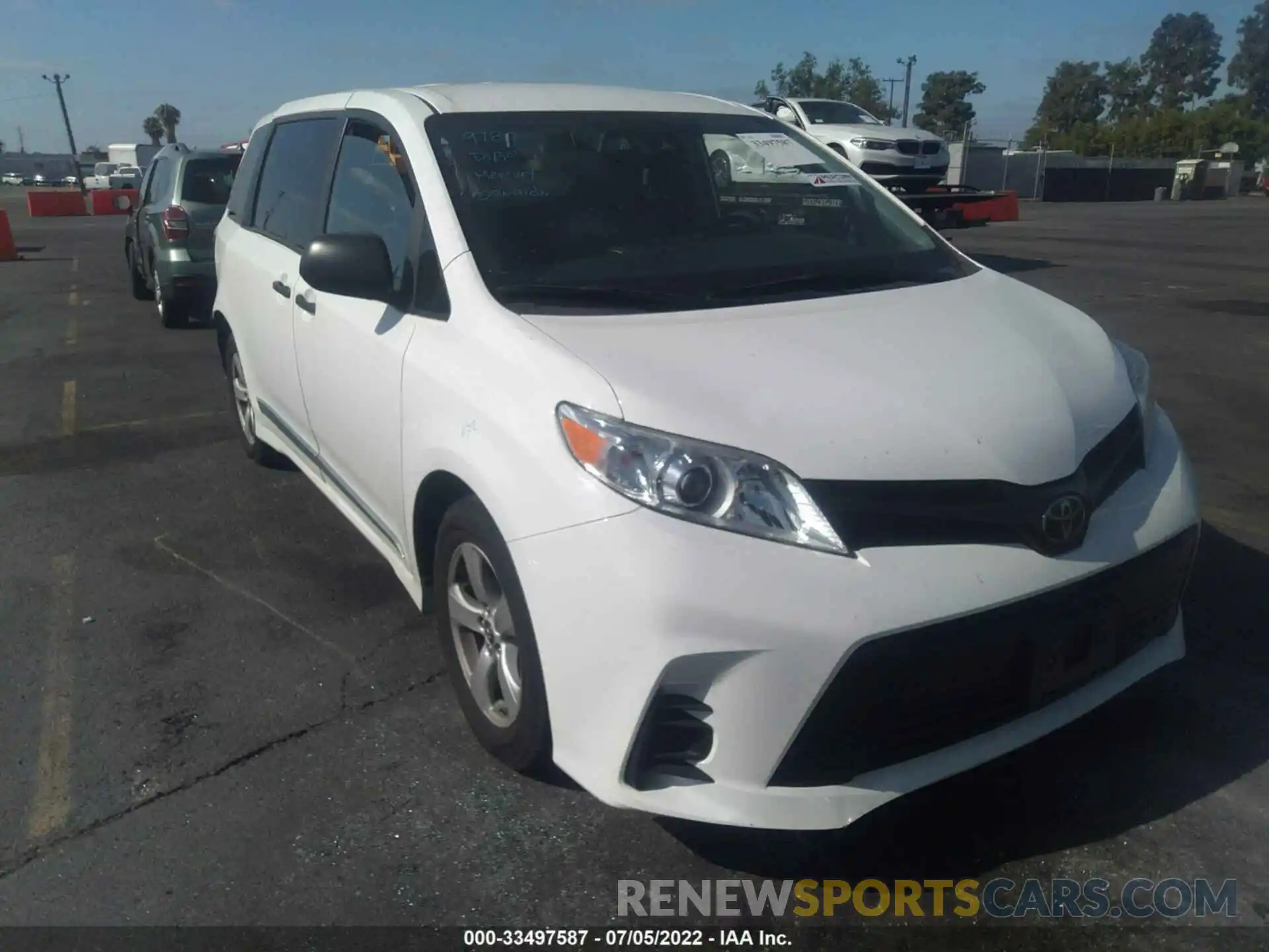 1 Photograph of a damaged car 5TDZZ3DC6KS020577 TOYOTA SIENNA 2019