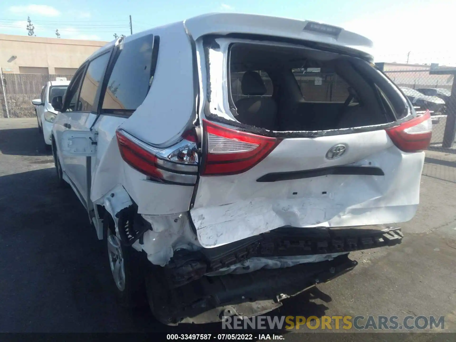 3 Photograph of a damaged car 5TDZZ3DC6KS020577 TOYOTA SIENNA 2019