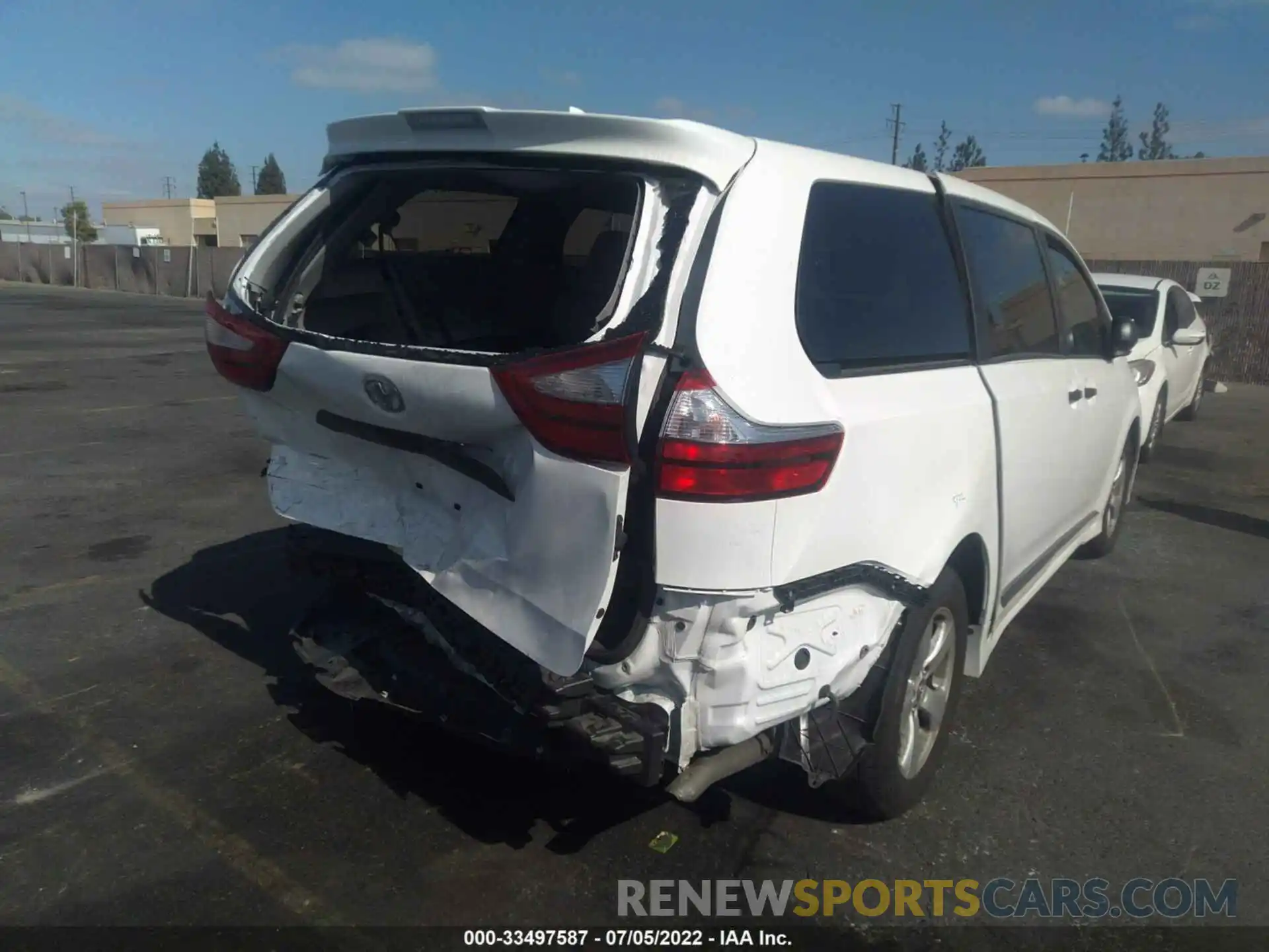 4 Photograph of a damaged car 5TDZZ3DC6KS020577 TOYOTA SIENNA 2019