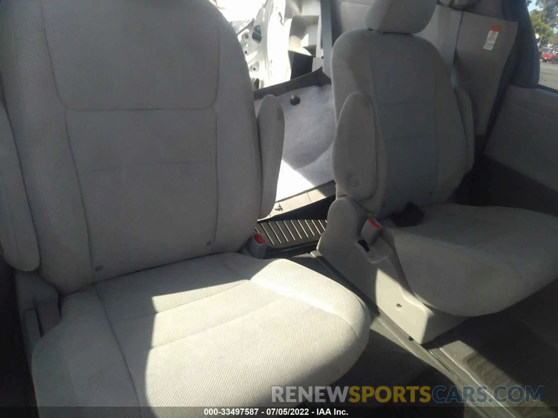 8 Photograph of a damaged car 5TDZZ3DC6KS020577 TOYOTA SIENNA 2019