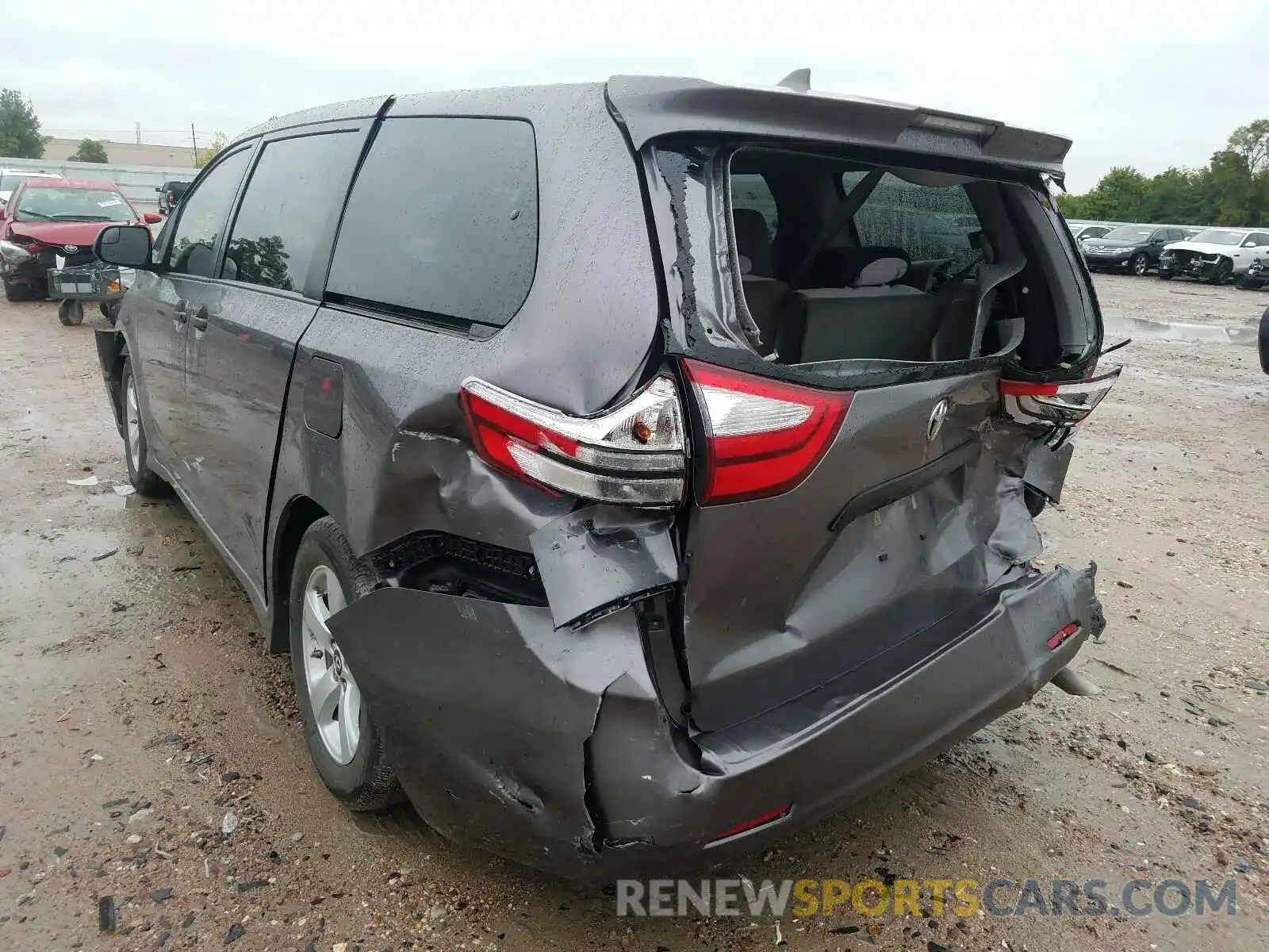 3 Photograph of a damaged car 5TDZZ3DC6KS975802 TOYOTA SIENNA 2019