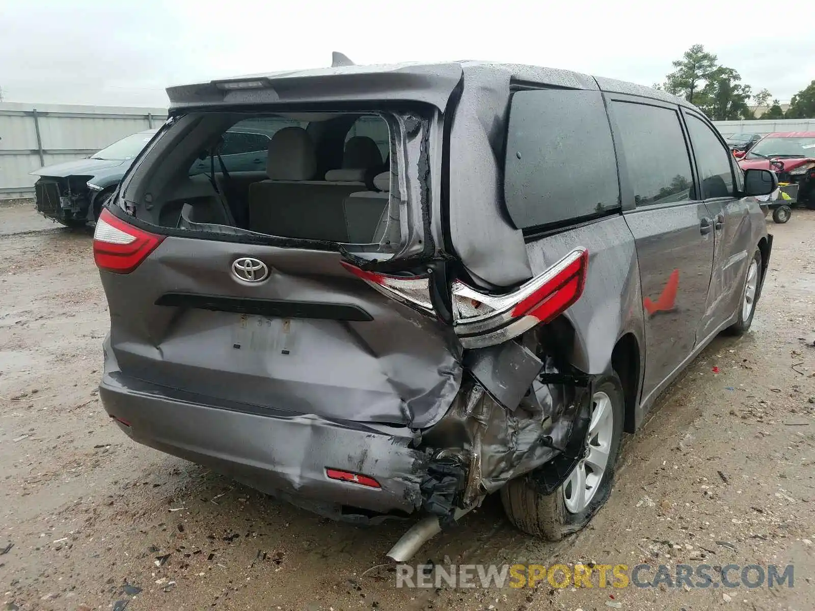 4 Photograph of a damaged car 5TDZZ3DC6KS975802 TOYOTA SIENNA 2019