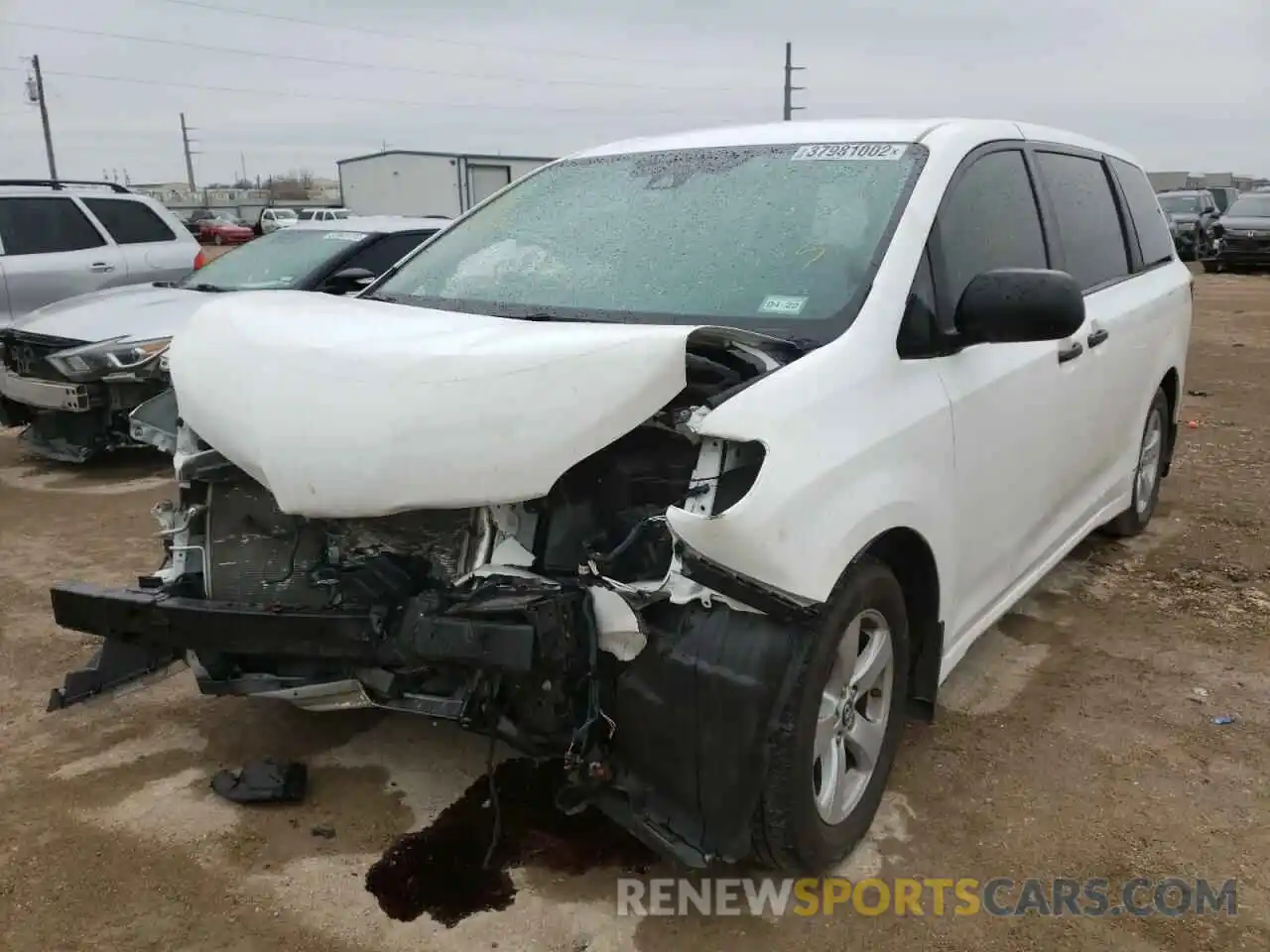 2 Photograph of a damaged car 5TDZZ3DC6KS977422 TOYOTA SIENNA 2019