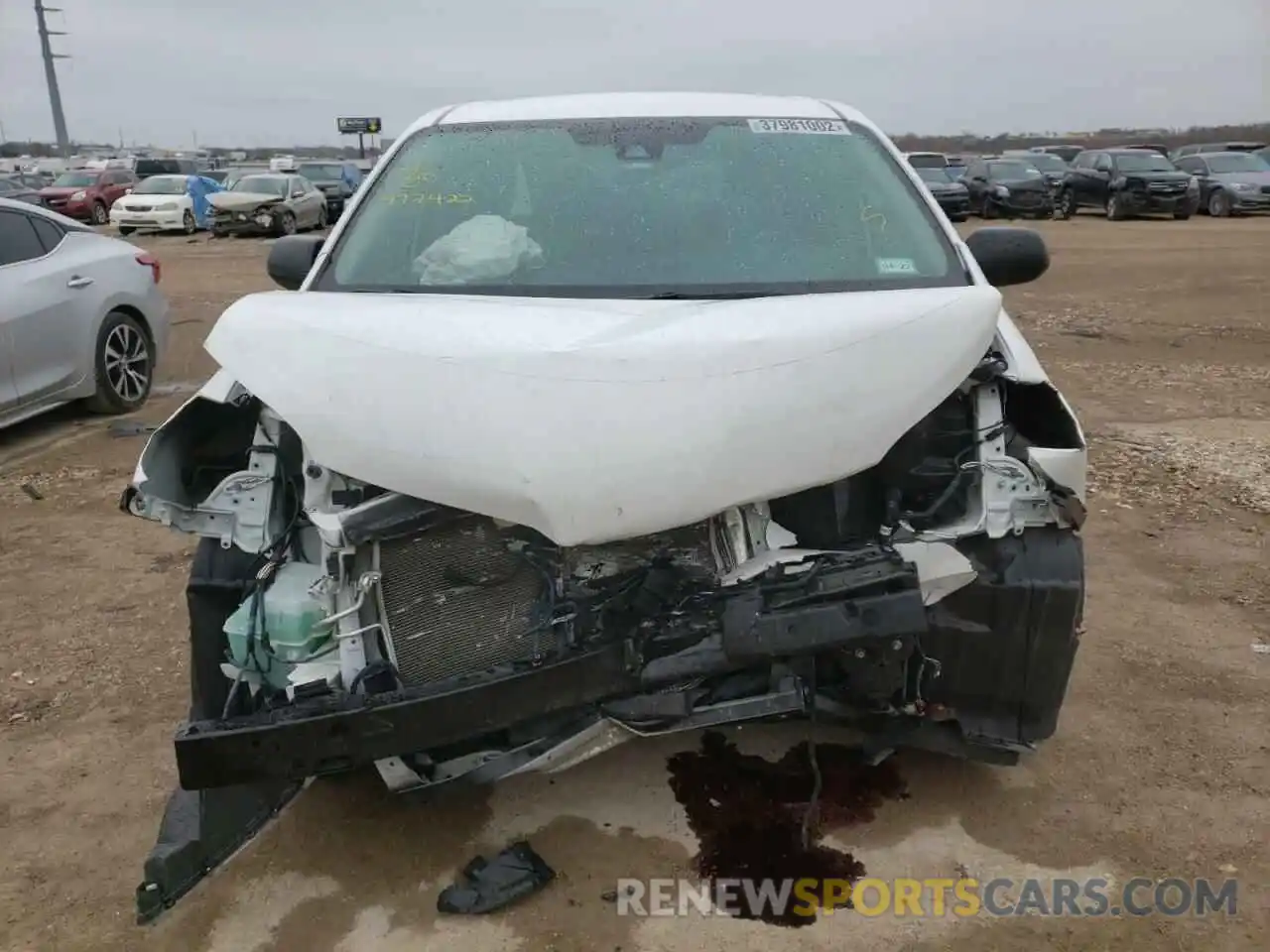 9 Photograph of a damaged car 5TDZZ3DC6KS977422 TOYOTA SIENNA 2019