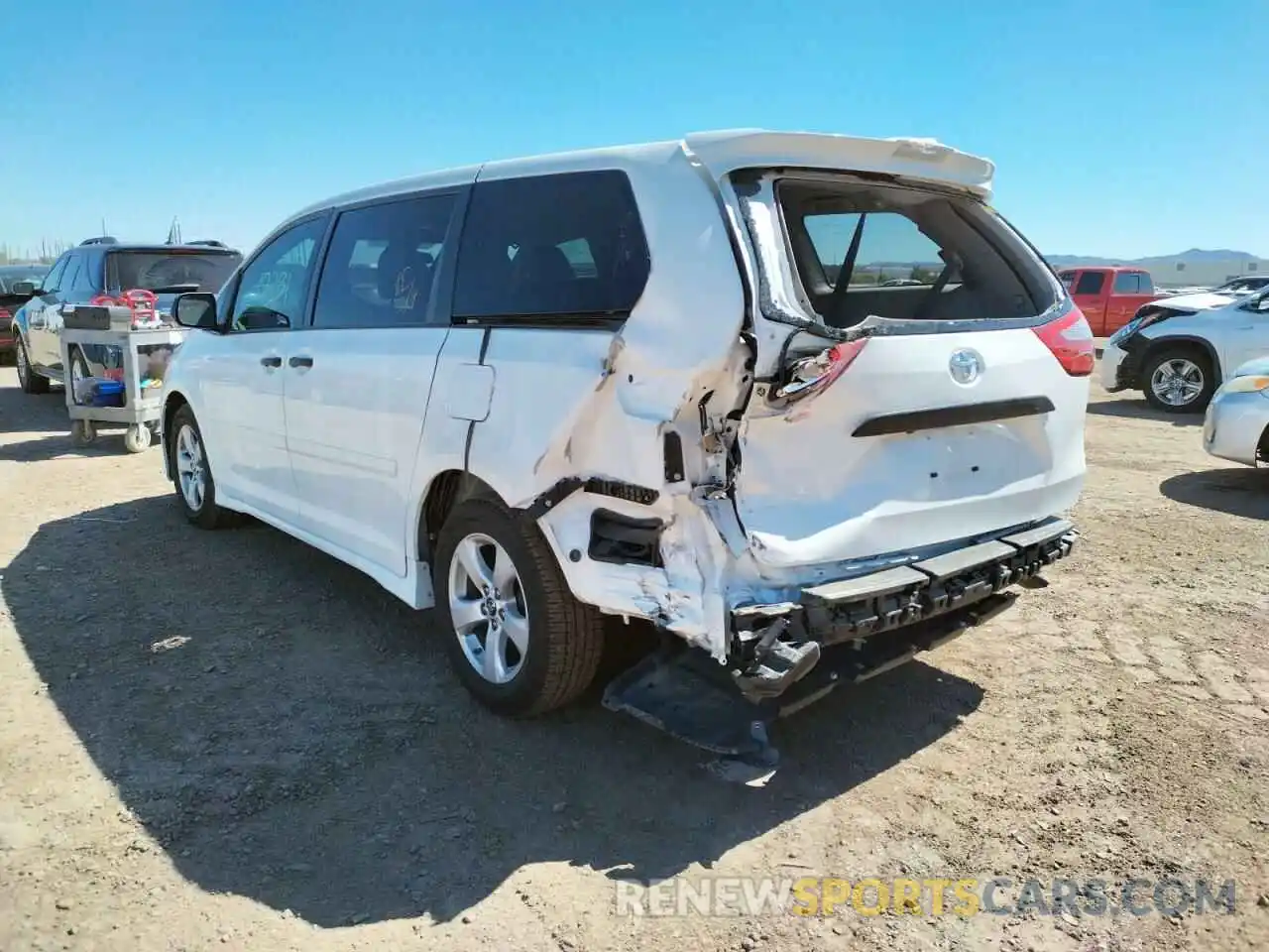 3 Photograph of a damaged car 5TDZZ3DC6KS983141 TOYOTA SIENNA 2019