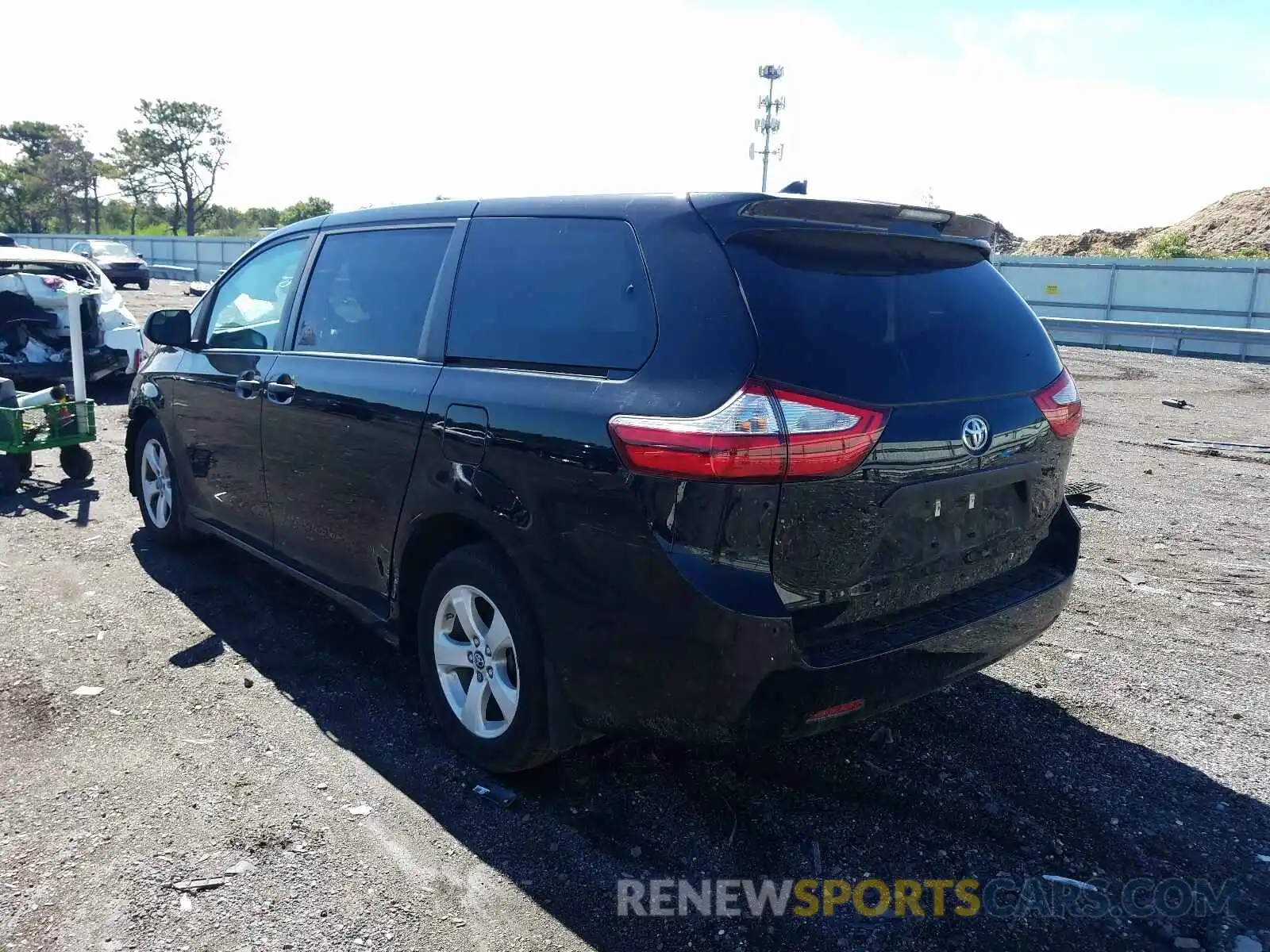 3 Photograph of a damaged car 5TDZZ3DC6KS984385 TOYOTA SIENNA 2019