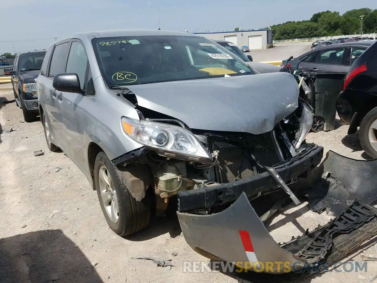 1 Photograph of a damaged car 5TDZZ3DC6KS989781 TOYOTA SIENNA 2019