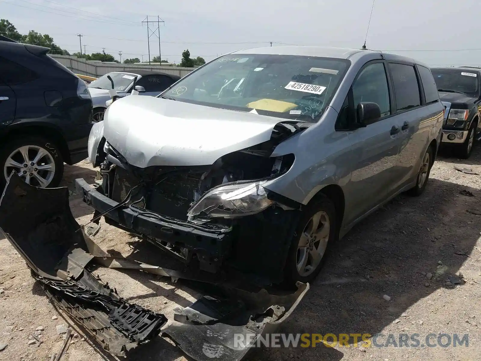 2 Photograph of a damaged car 5TDZZ3DC6KS989781 TOYOTA SIENNA 2019