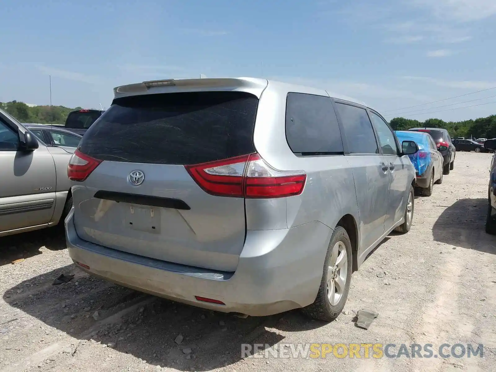 4 Photograph of a damaged car 5TDZZ3DC6KS989781 TOYOTA SIENNA 2019