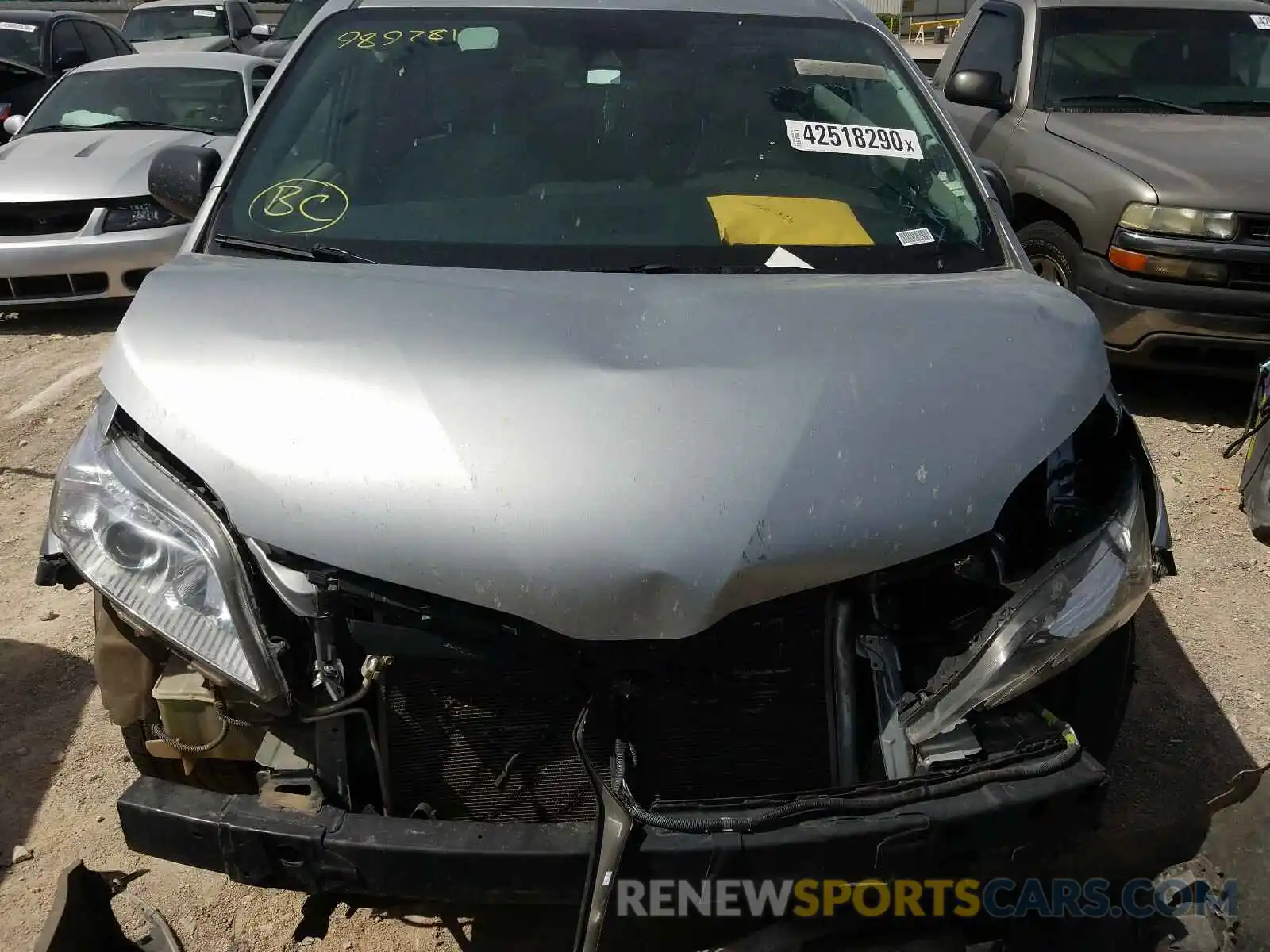 7 Photograph of a damaged car 5TDZZ3DC6KS989781 TOYOTA SIENNA 2019