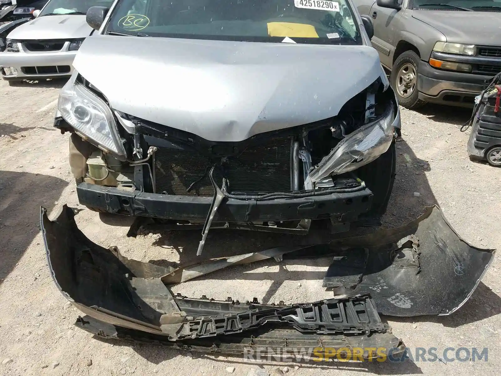 9 Photograph of a damaged car 5TDZZ3DC6KS989781 TOYOTA SIENNA 2019