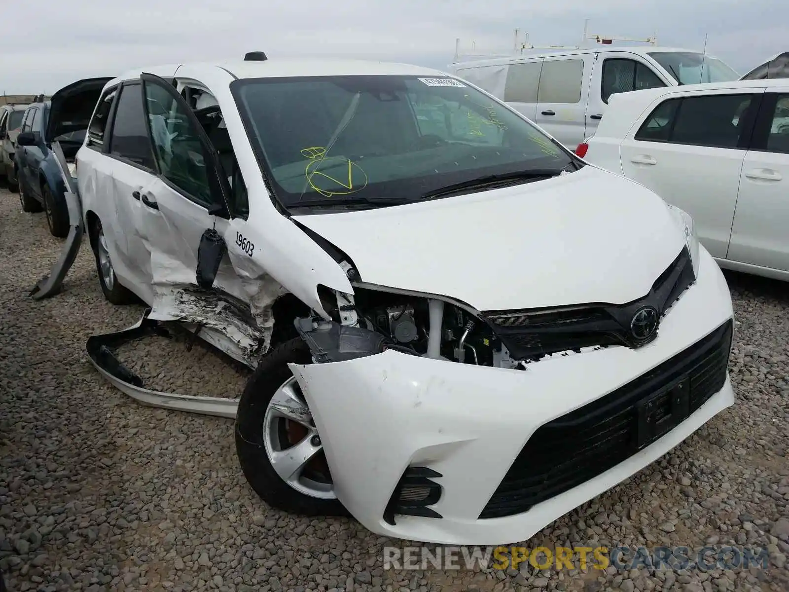 1 Photograph of a damaged car 5TDZZ3DC6KS990168 TOYOTA SIENNA 2019