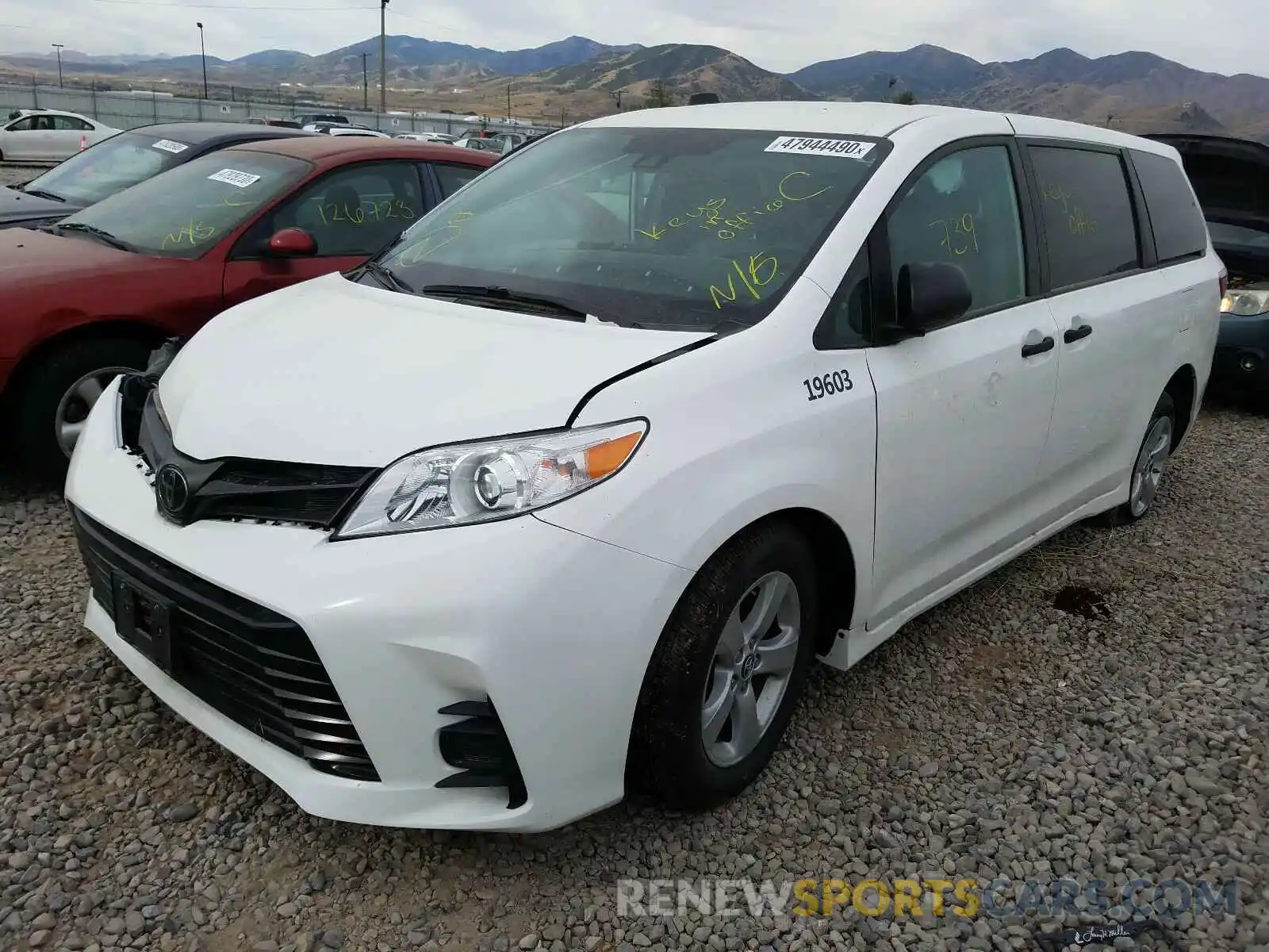 2 Photograph of a damaged car 5TDZZ3DC6KS990168 TOYOTA SIENNA 2019