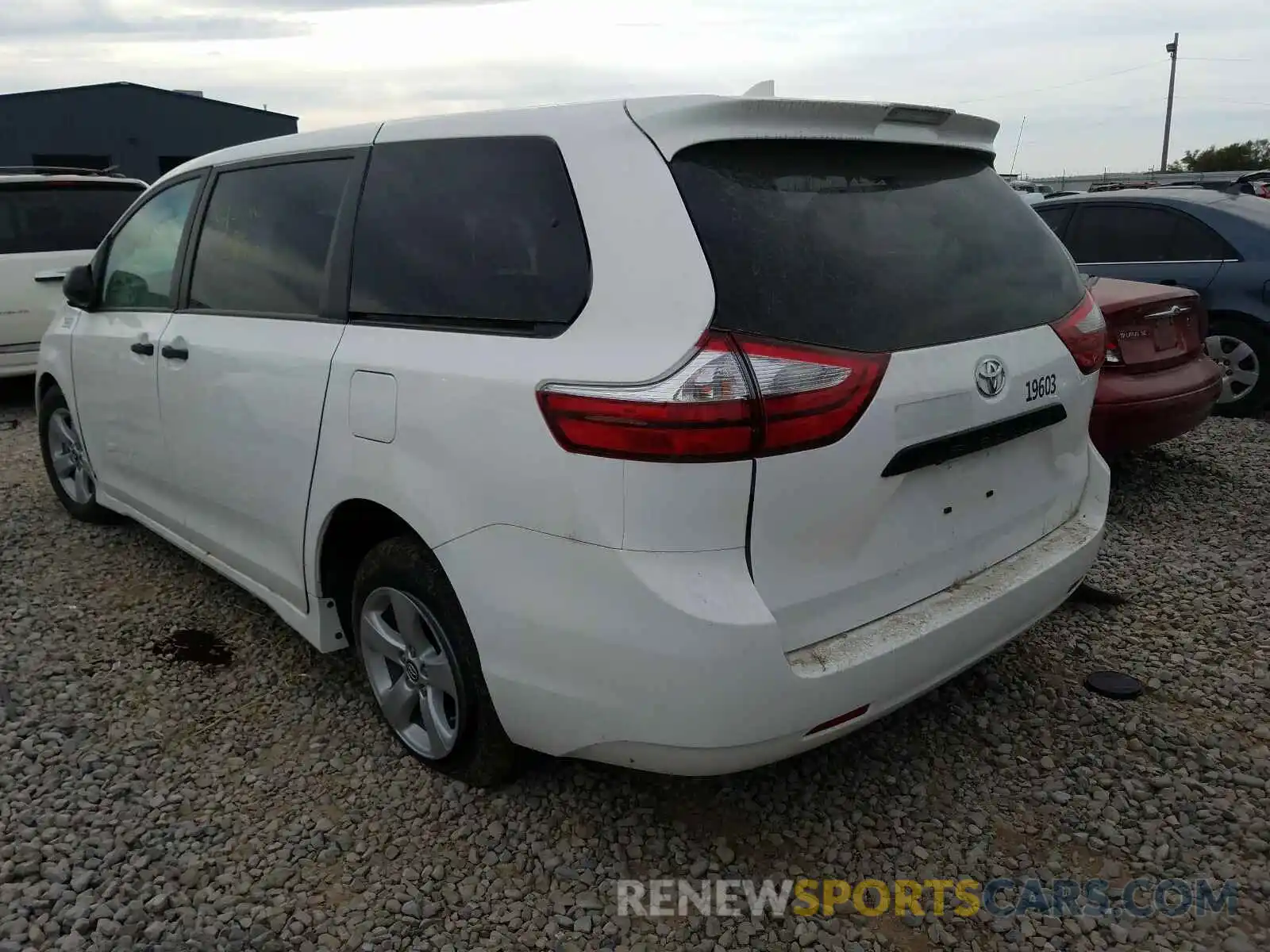 3 Фотография поврежденного автомобиля 5TDZZ3DC6KS990168 TOYOTA SIENNA 2019