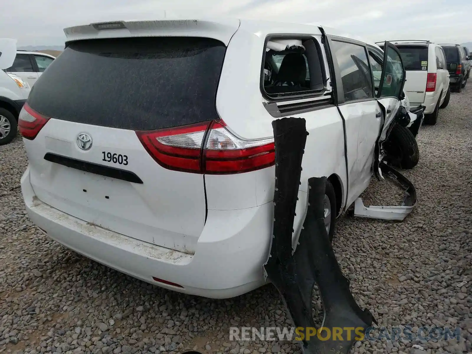 4 Photograph of a damaged car 5TDZZ3DC6KS990168 TOYOTA SIENNA 2019