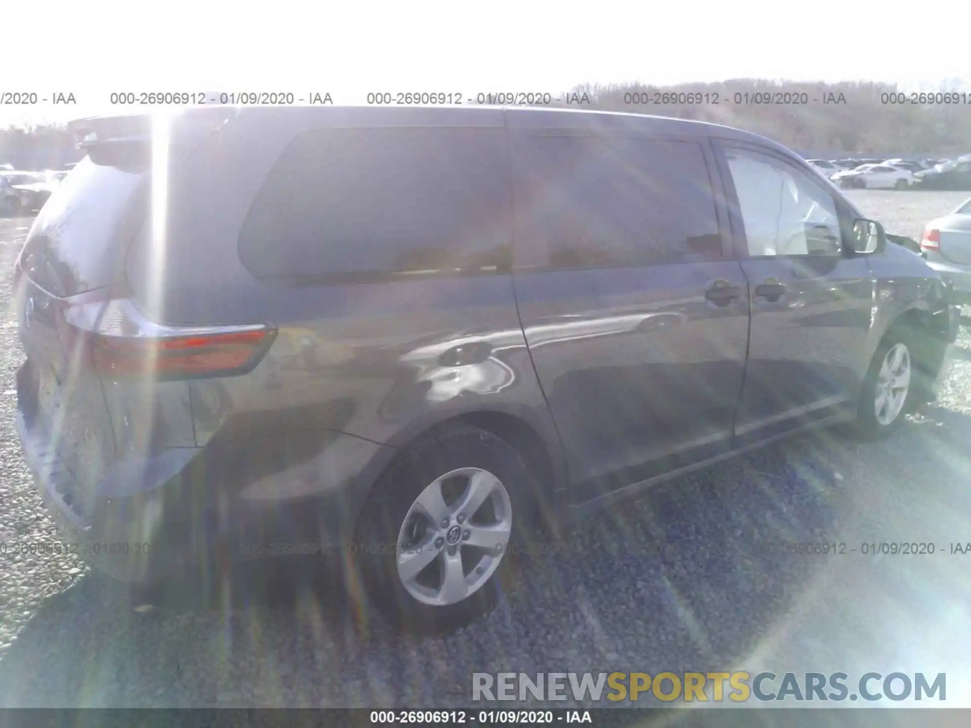 4 Photograph of a damaged car 5TDZZ3DC7KS967188 TOYOTA SIENNA 2019