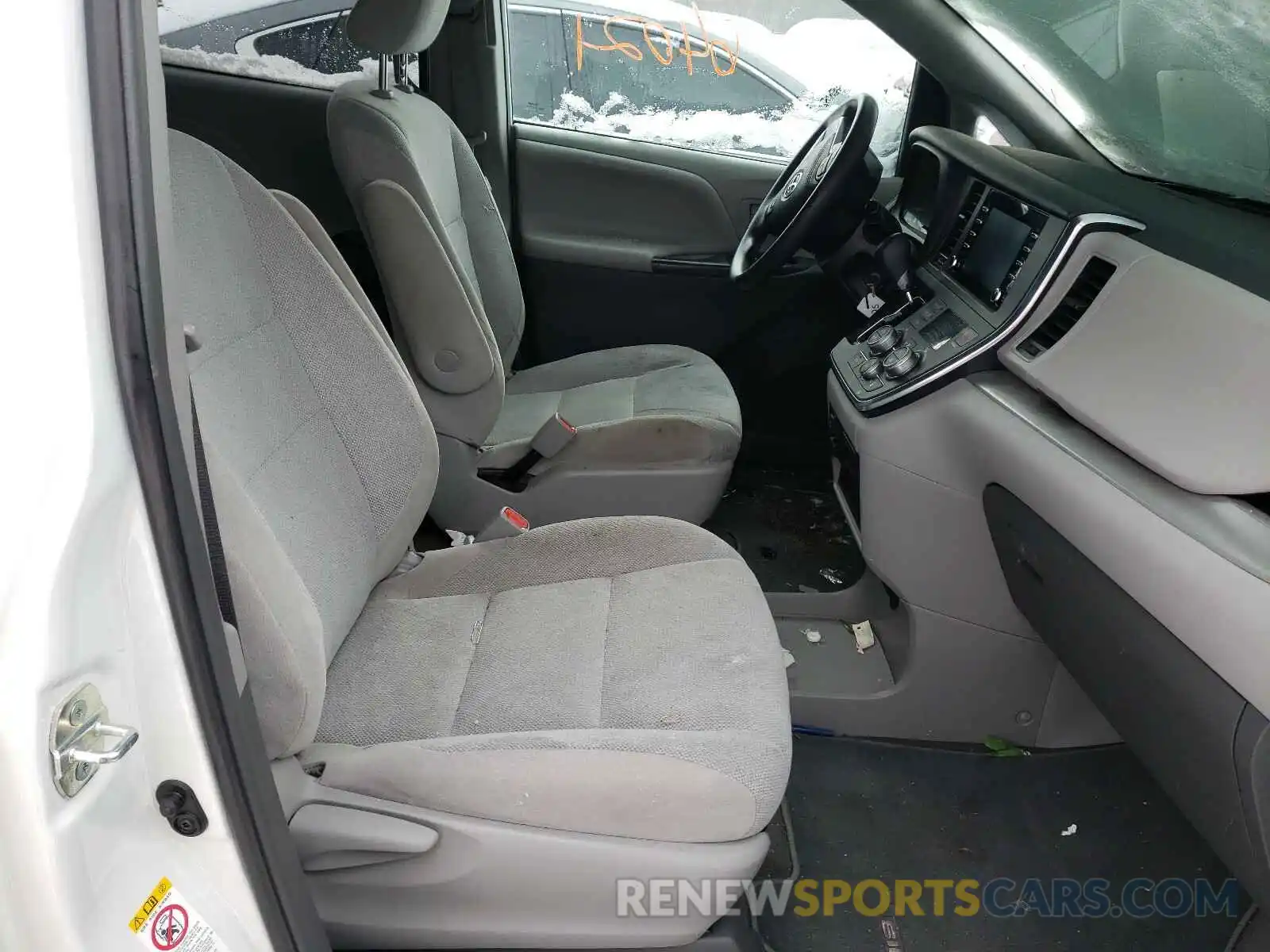 5 Photograph of a damaged car 5TDZZ3DC7KS970558 TOYOTA SIENNA 2019