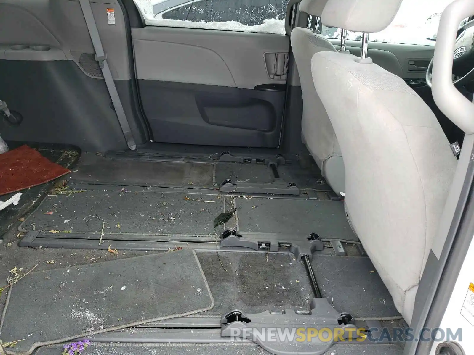 6 Photograph of a damaged car 5TDZZ3DC7KS970558 TOYOTA SIENNA 2019