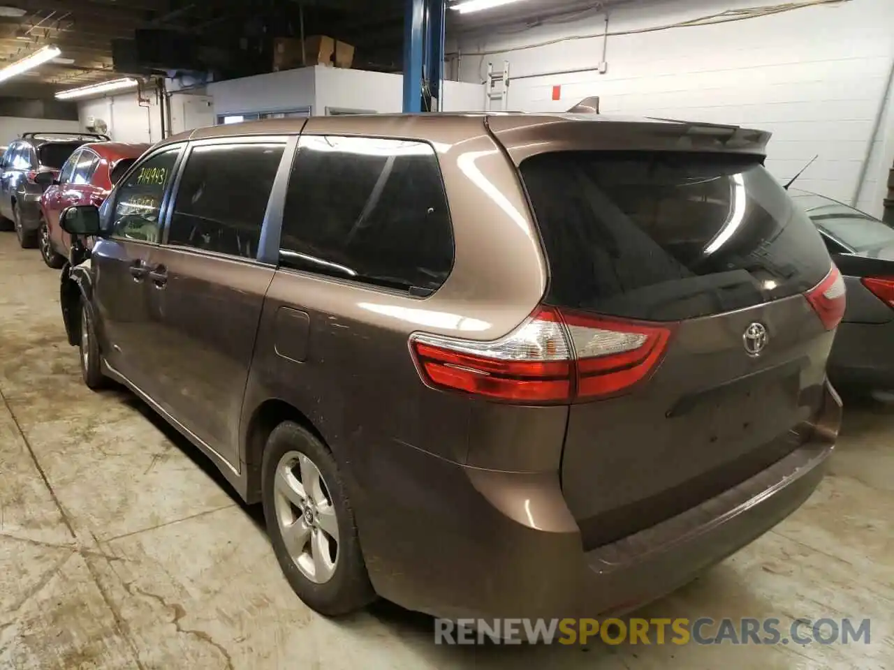 3 Photograph of a damaged car 5TDZZ3DC7KS987439 TOYOTA SIENNA 2019