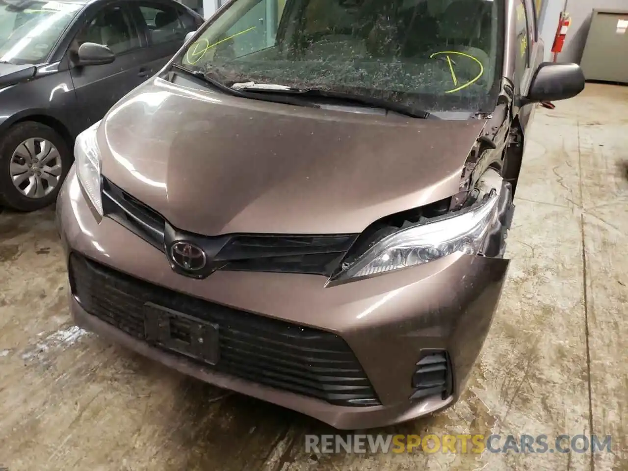 9 Photograph of a damaged car 5TDZZ3DC7KS987439 TOYOTA SIENNA 2019