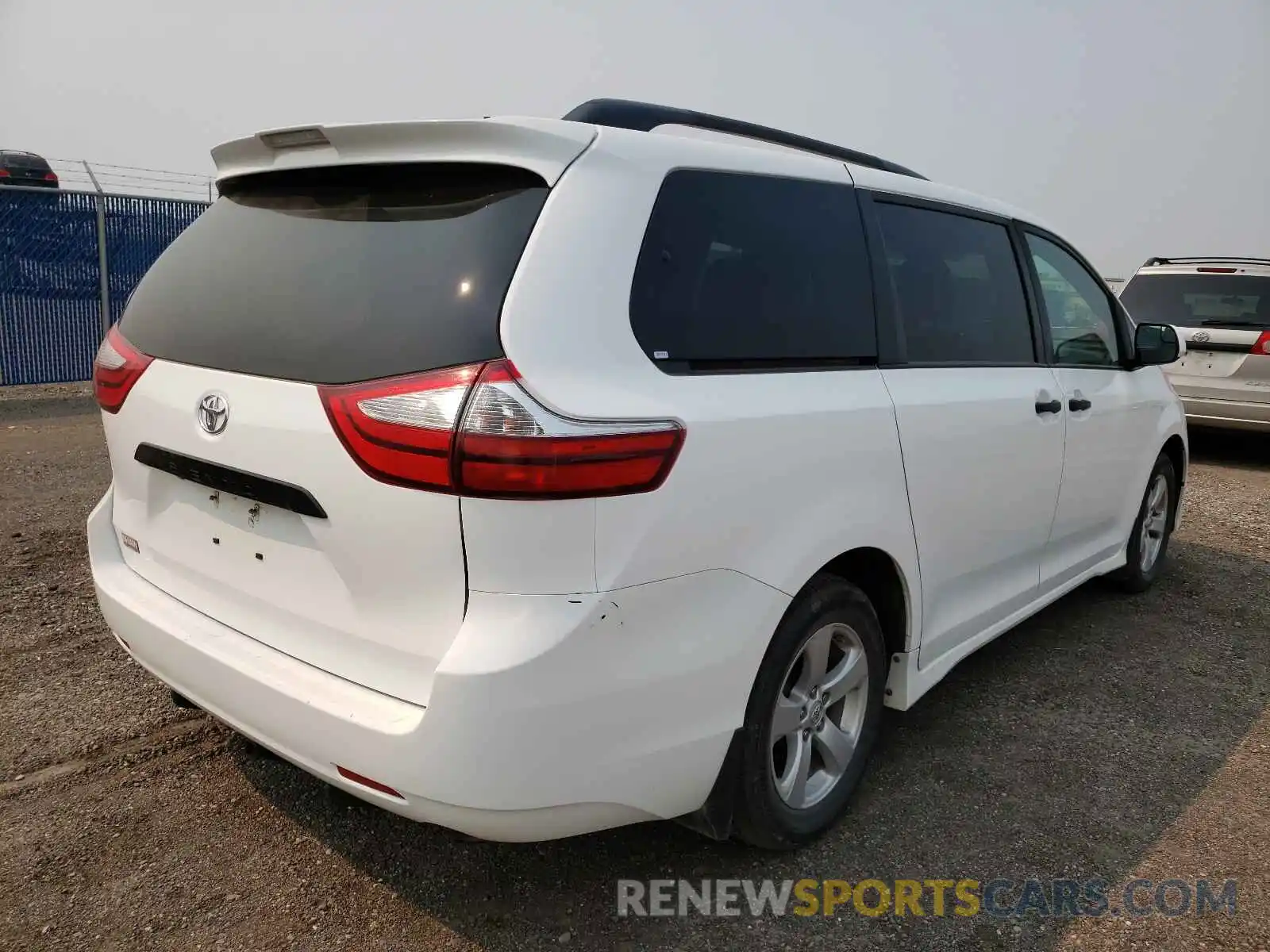 4 Photograph of a damaged car 5TDZZ3DC7KS996755 TOYOTA SIENNA 2019