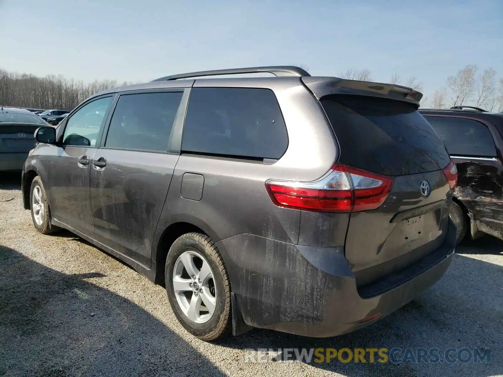 3 Photograph of a damaged car 5TDZZ3DC8KS990625 TOYOTA SIENNA 2019