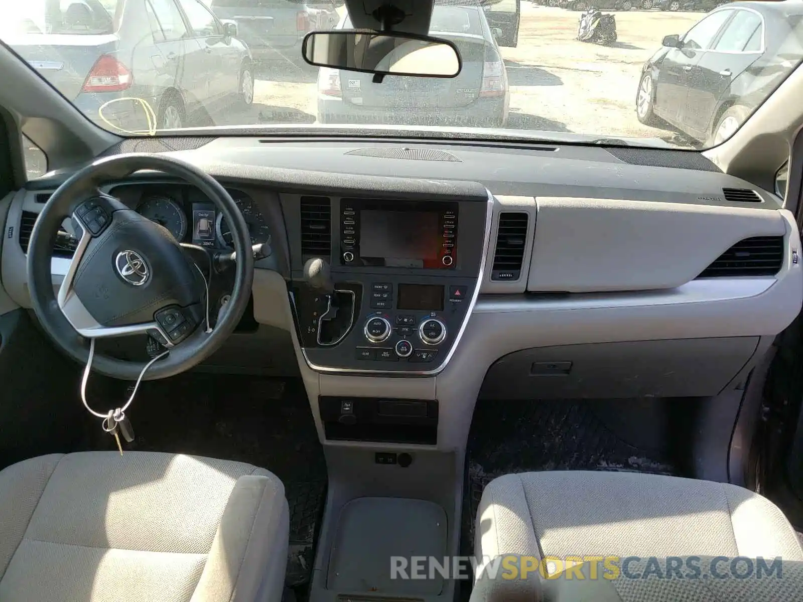 9 Photograph of a damaged car 5TDZZ3DC8KS990625 TOYOTA SIENNA 2019