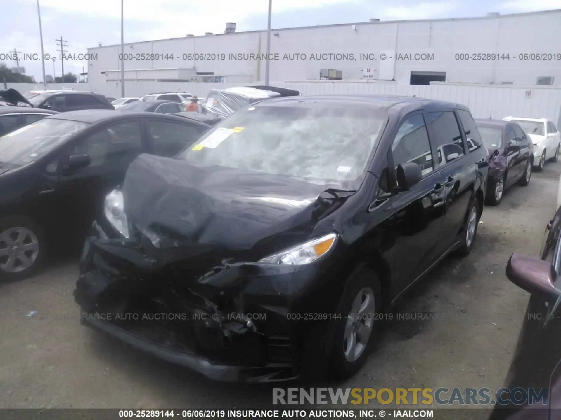 2 Photograph of a damaged car 5TDZZ3DC8KS991497 TOYOTA SIENNA 2019