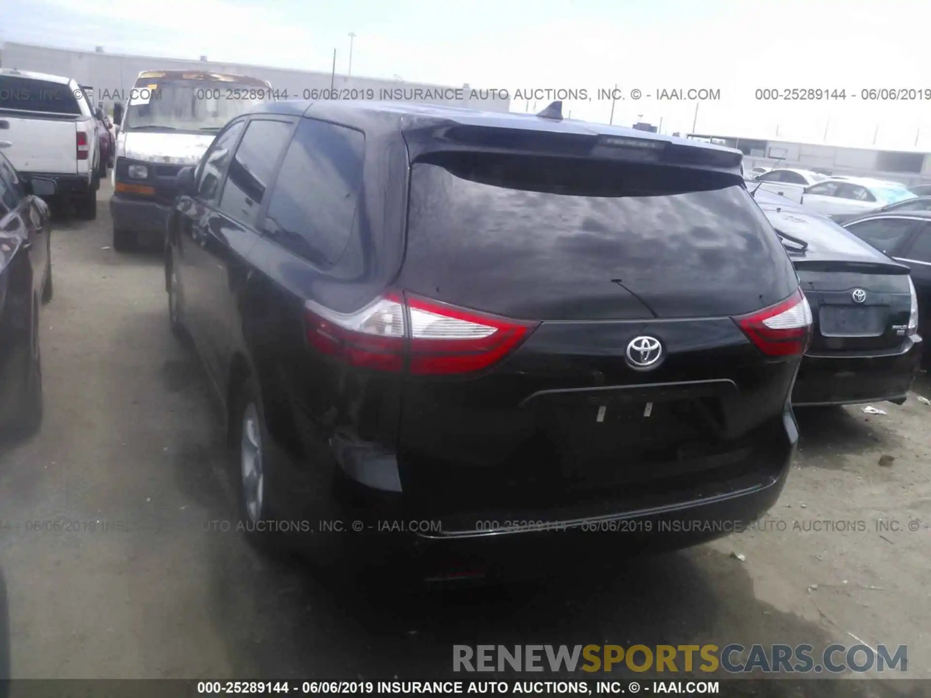 3 Photograph of a damaged car 5TDZZ3DC8KS991497 TOYOTA SIENNA 2019