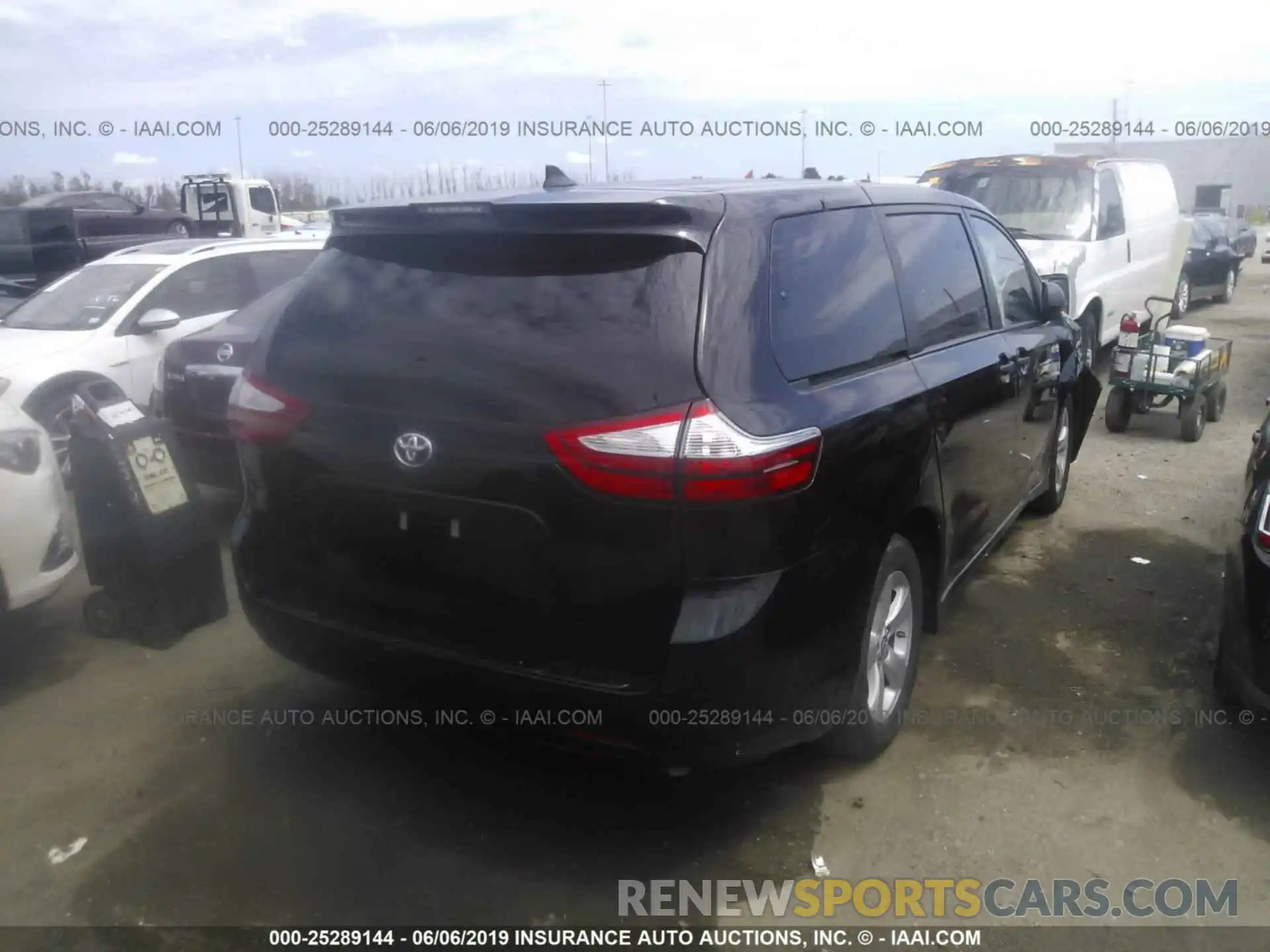 4 Photograph of a damaged car 5TDZZ3DC8KS991497 TOYOTA SIENNA 2019