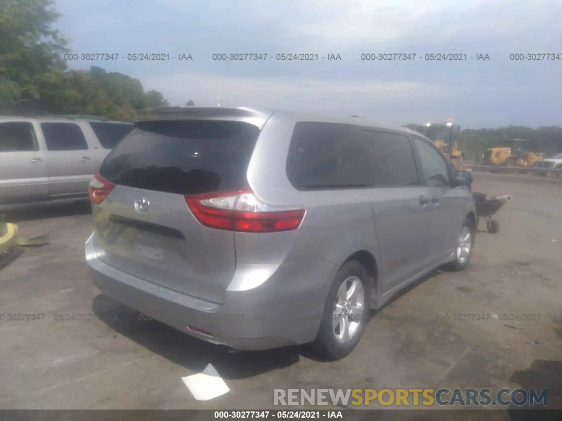 4 Photograph of a damaged car 5TDZZ3DC9KS984980 TOYOTA SIENNA 2019