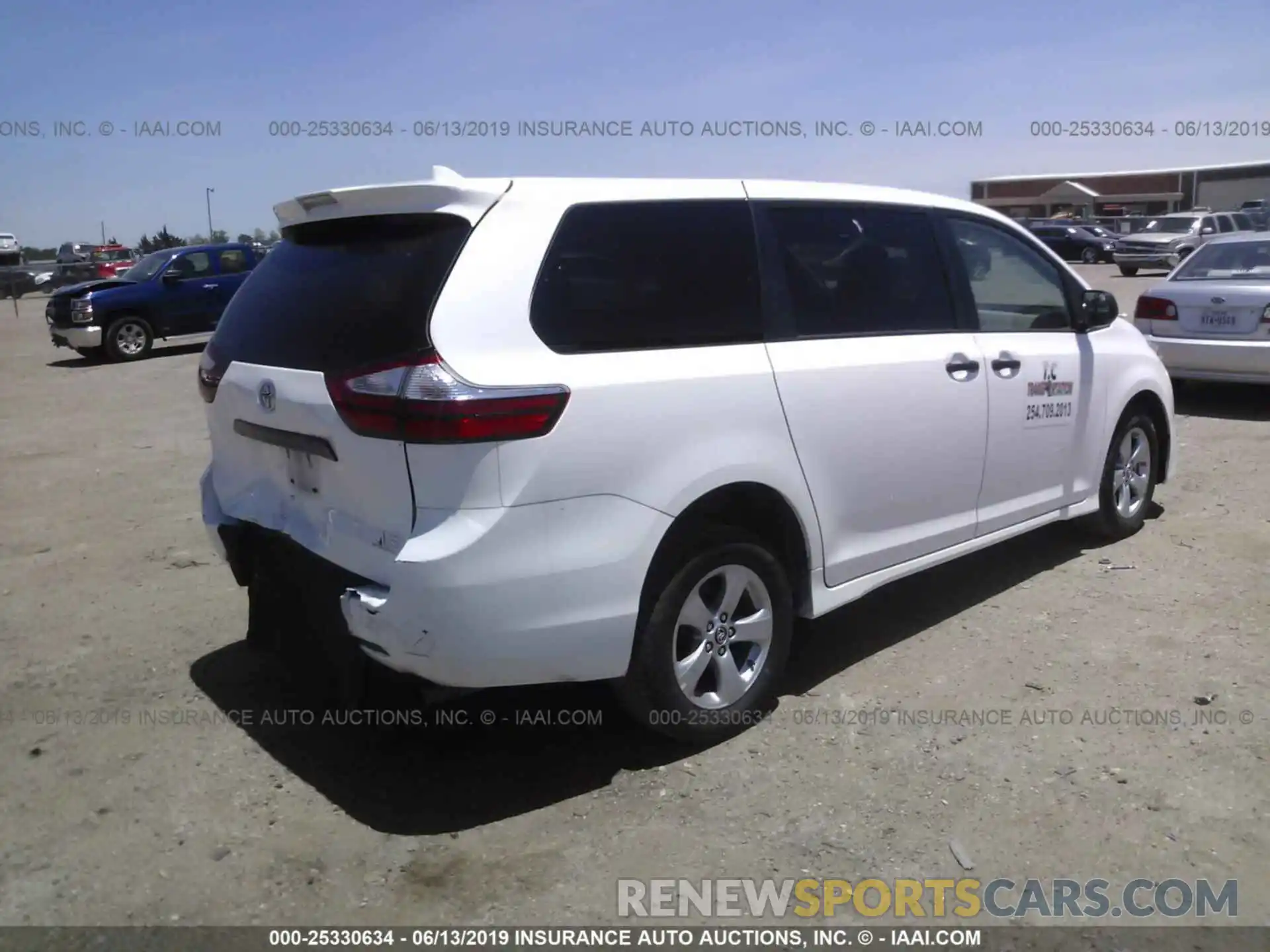 4 Photograph of a damaged car 5TDZZ3DC9KS985143 TOYOTA SIENNA 2019