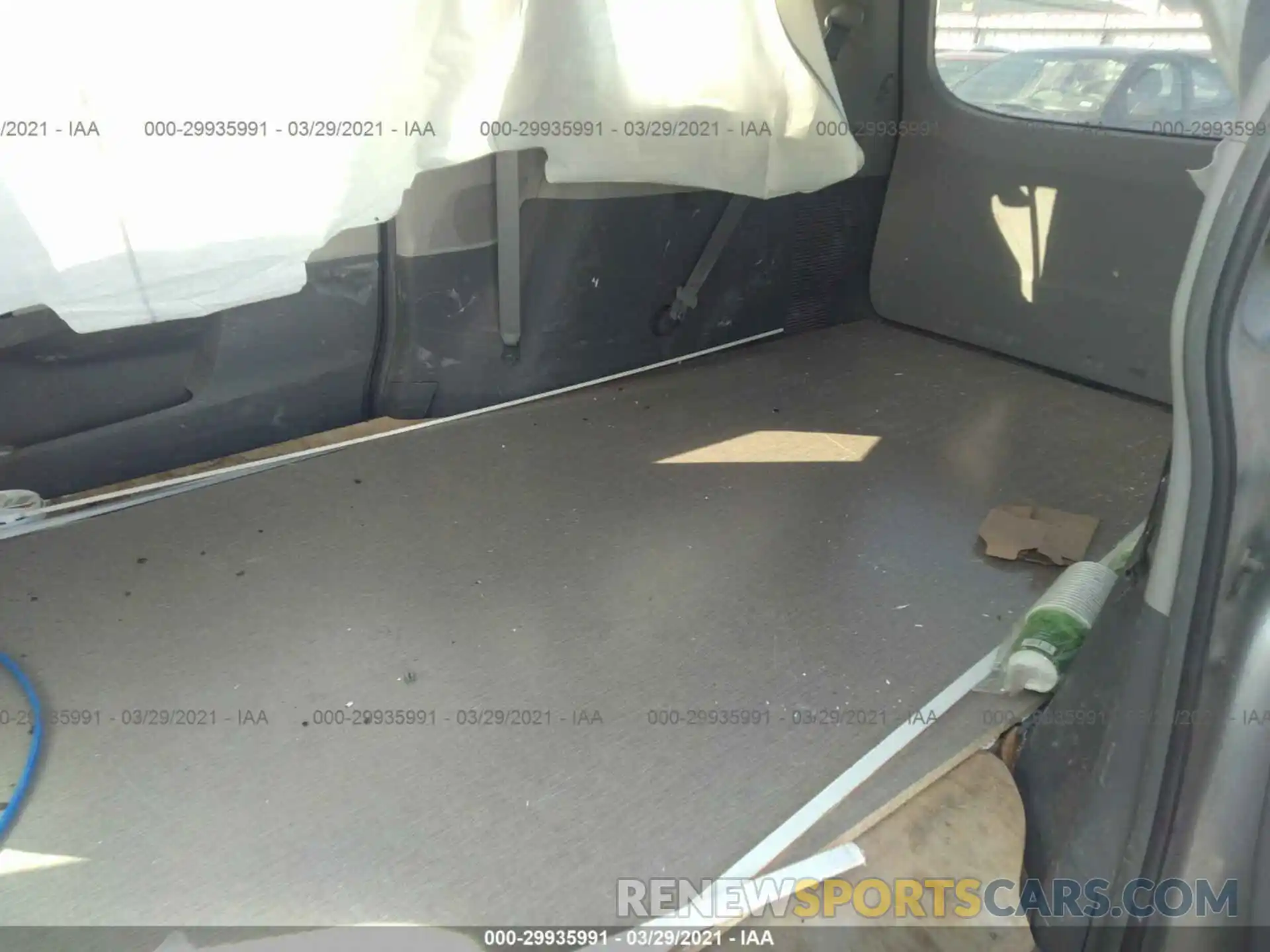 8 Photograph of a damaged car 5TDZZ3DC9KS985613 TOYOTA SIENNA 2019