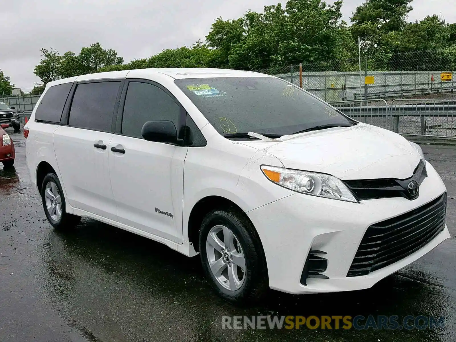 1 Photograph of a damaged car 5TDZZ3DC9KS995462 TOYOTA SIENNA 2019