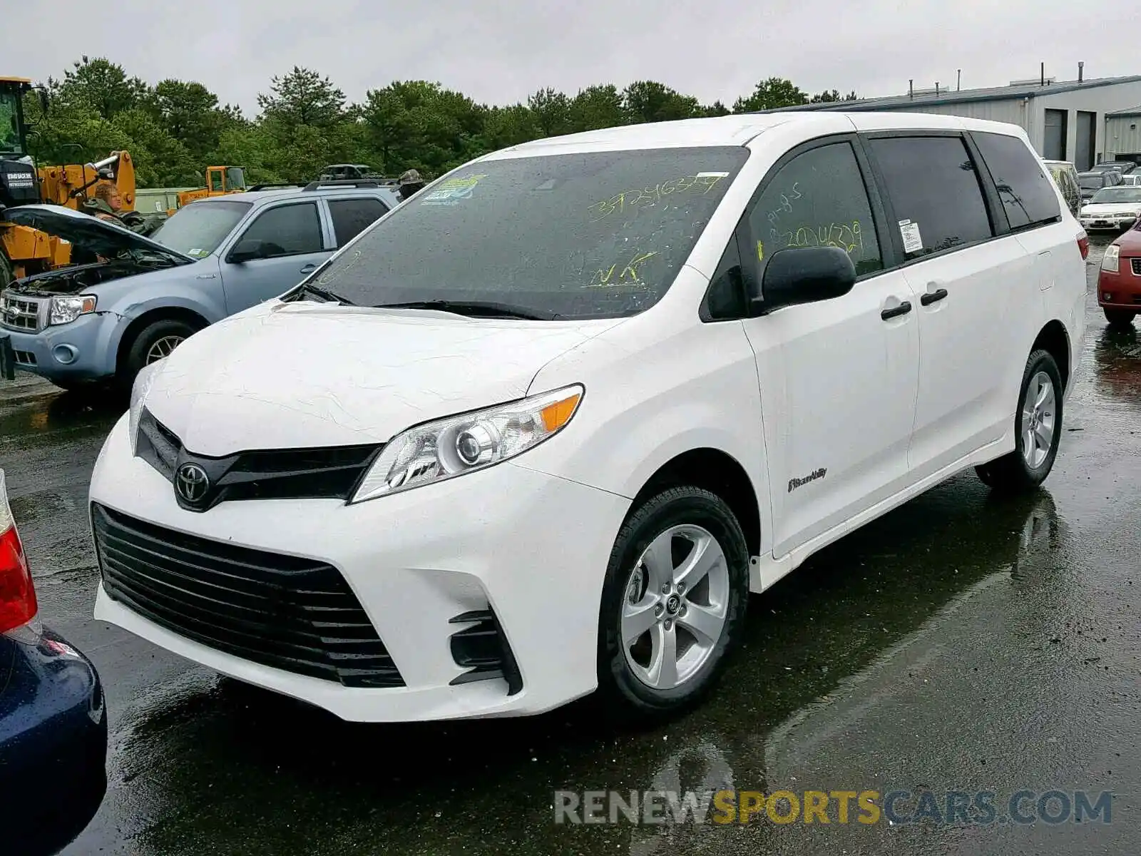 2 Photograph of a damaged car 5TDZZ3DC9KS995462 TOYOTA SIENNA 2019