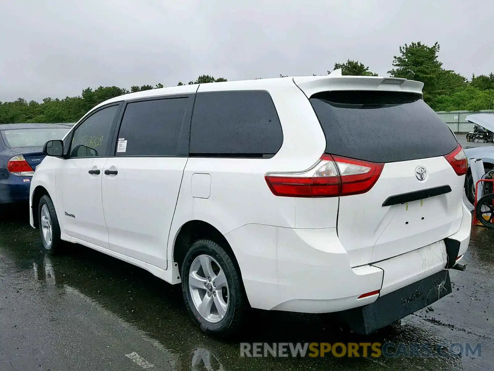 3 Photograph of a damaged car 5TDZZ3DC9KS995462 TOYOTA SIENNA 2019