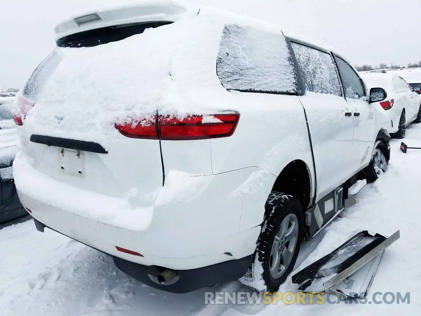 4 Photograph of a damaged car 5TDZZ3DCXKS017648 TOYOTA SIENNA 2019