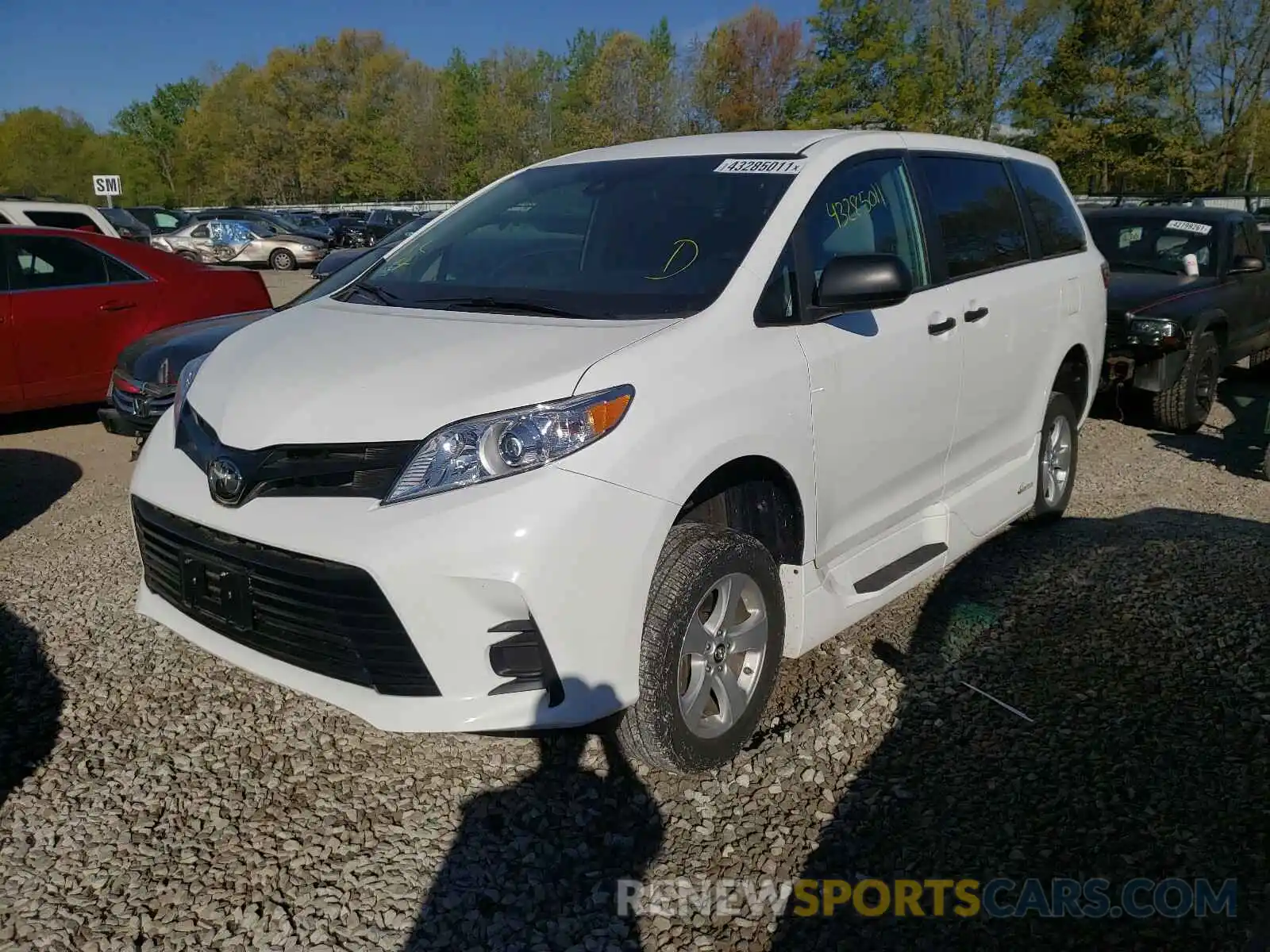 2 Photograph of a damaged car 5TDZZ3DCXKS970487 TOYOTA SIENNA 2019