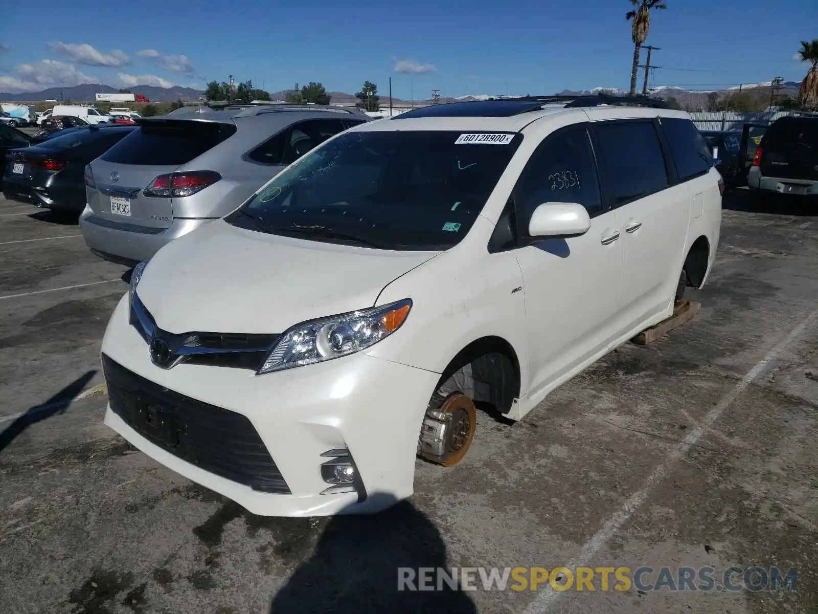 2 Photograph of a damaged car 5TDDZ3DC0LS241104 TOYOTA SIENNA 2020