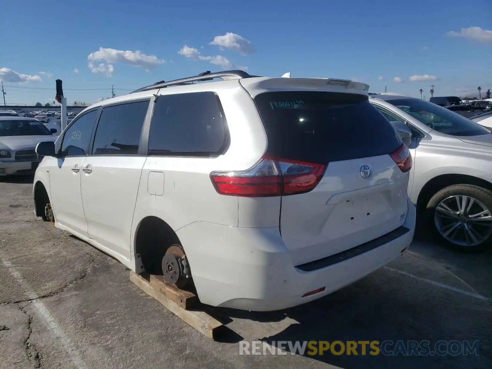 3 Photograph of a damaged car 5TDDZ3DC0LS241104 TOYOTA SIENNA 2020