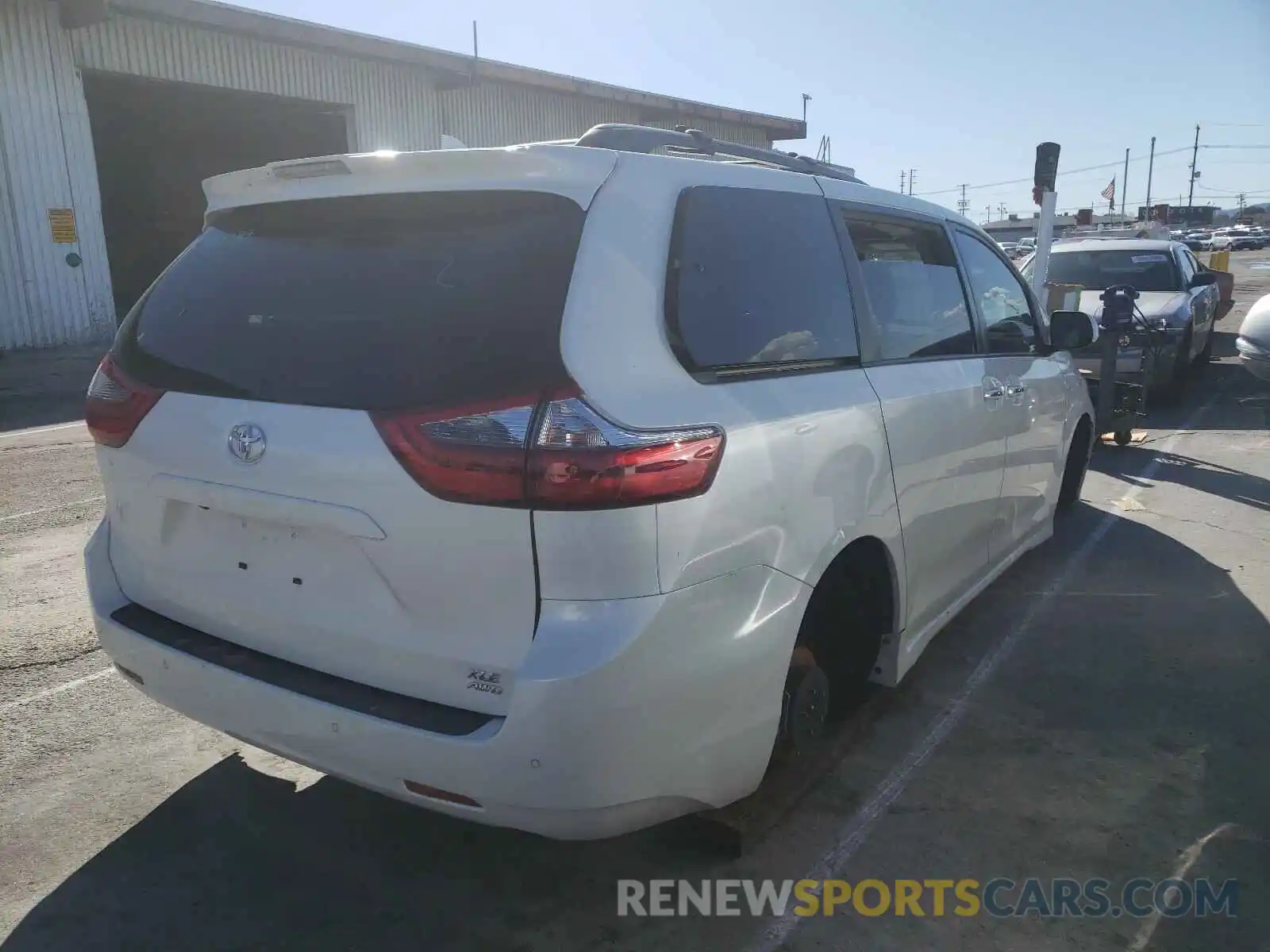 4 Photograph of a damaged car 5TDDZ3DC0LS241104 TOYOTA SIENNA 2020